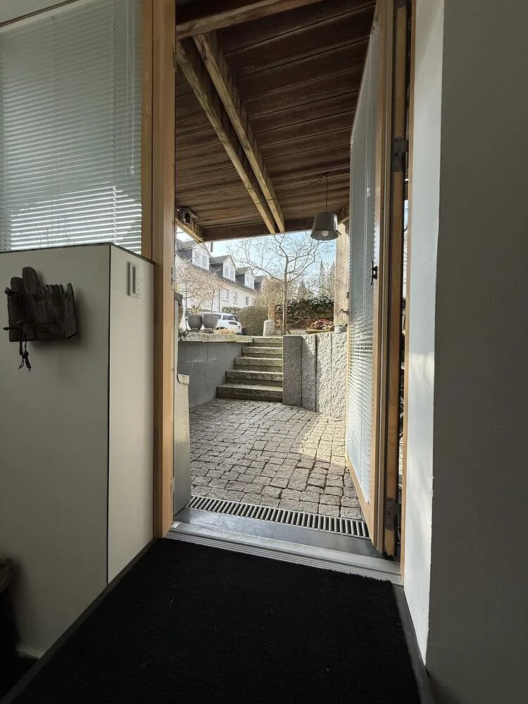 Blick aus der Eingangstür auf die Treppe