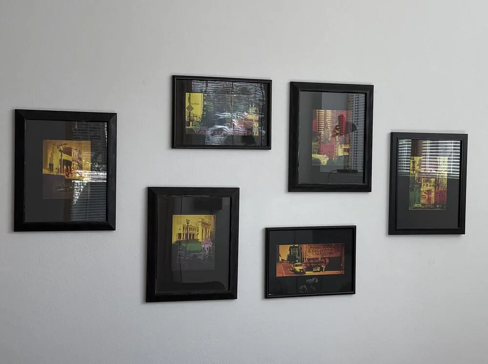 Bilderwand mit Grafiken