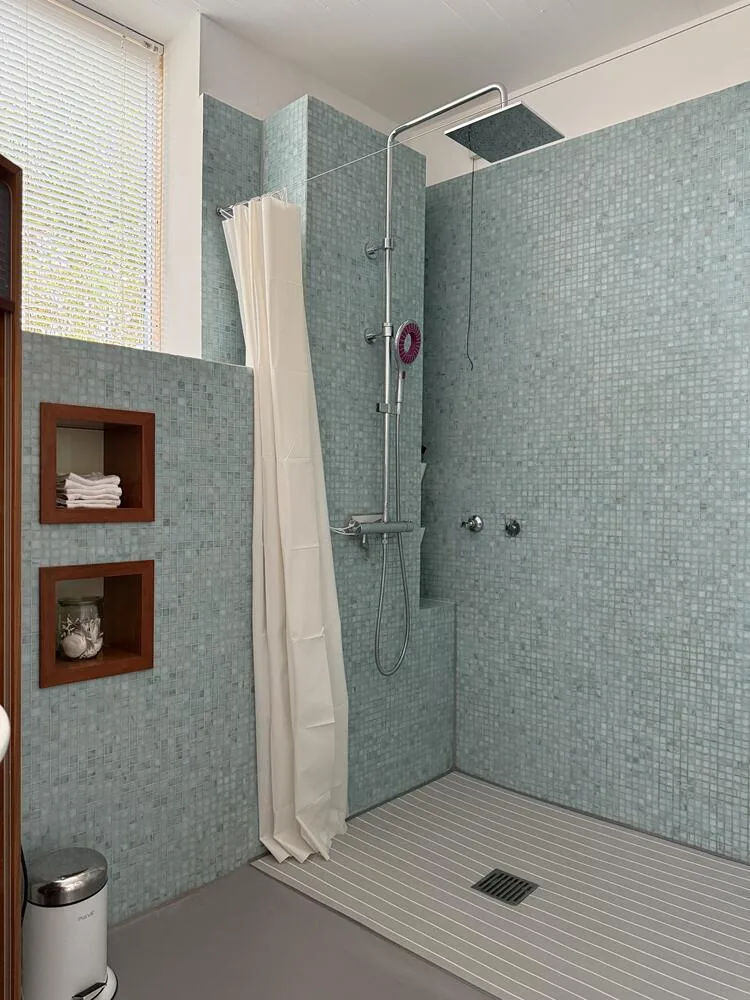 Regendusche mit Mosaikfliesen