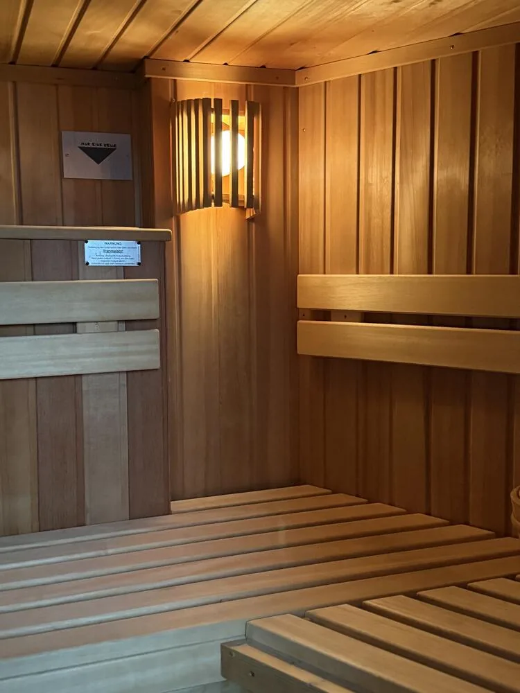 Sauna mit Holzleuchte