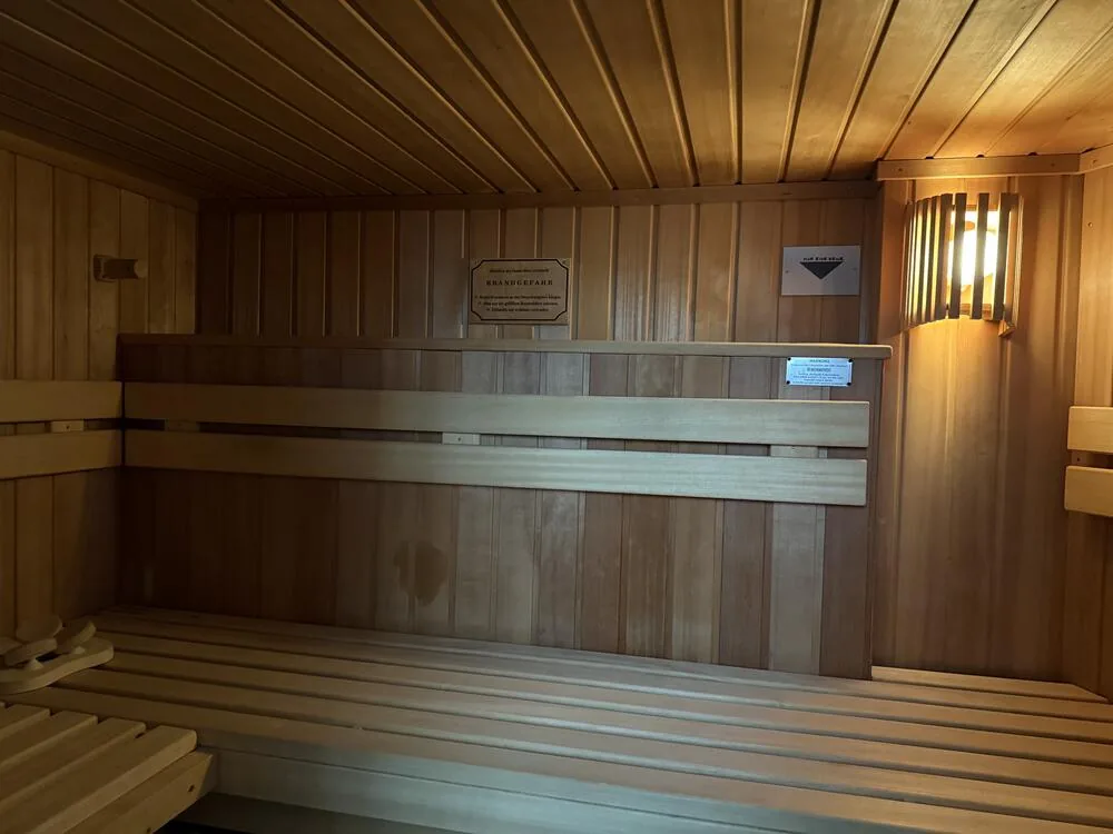 Sauna mit Holzbänken