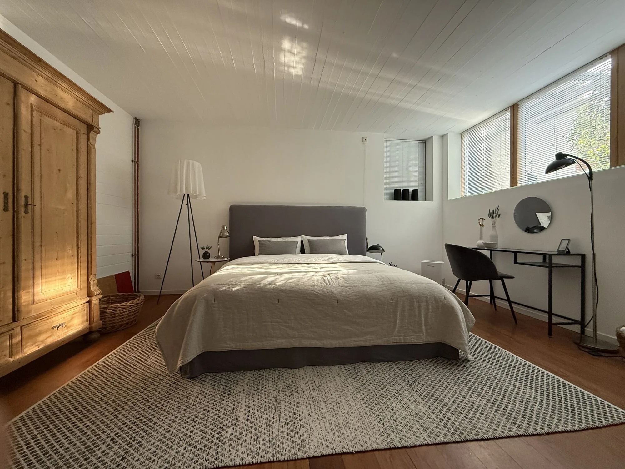 Großes Schlafzimmer mit Kingsize-Bett und Fensterband im Apartment RÖWE 54