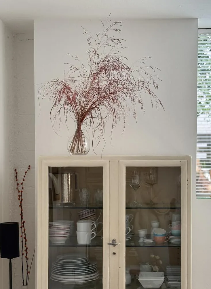 Vitrinenschrank mit Geschirr