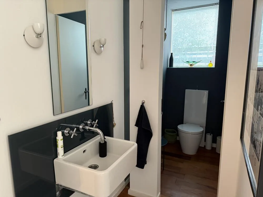 Gäste-WC mit Handwaschbecken
